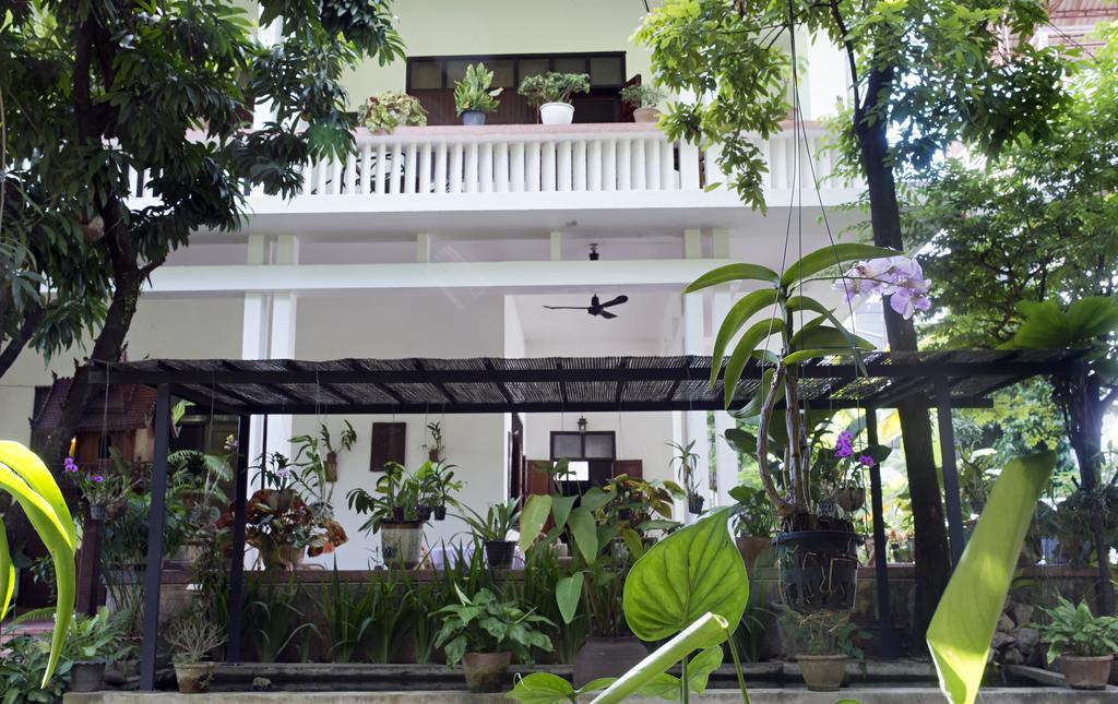 Lanis House By The Ponds Hotel Vientiane Exterior photo