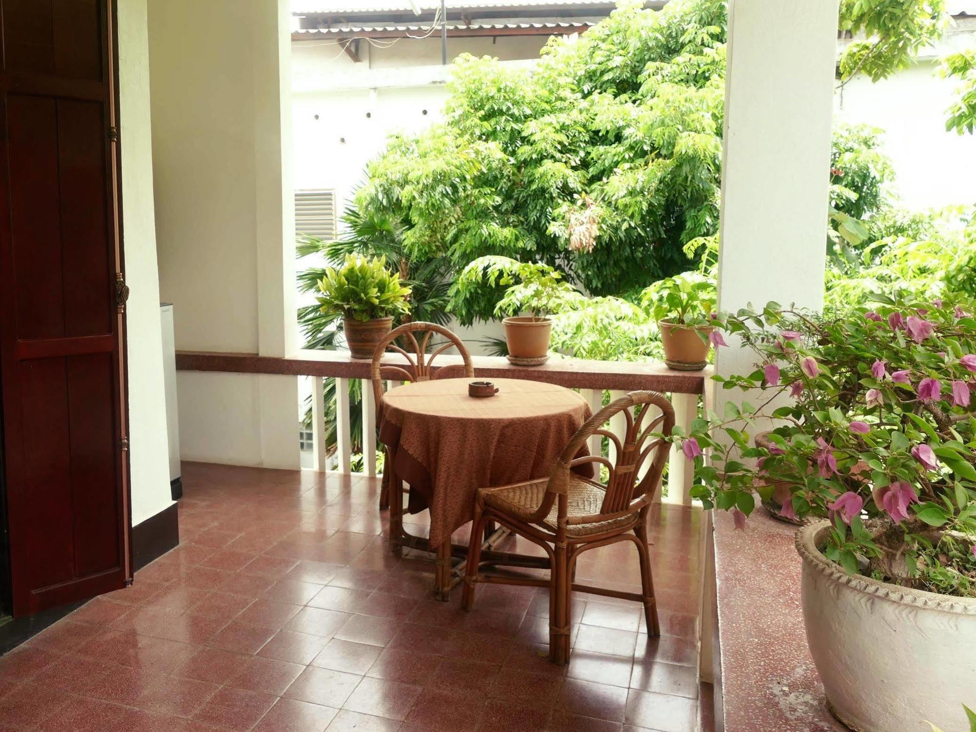 Lani'S House By The Ponds Hotel Vientiane Exterior photo