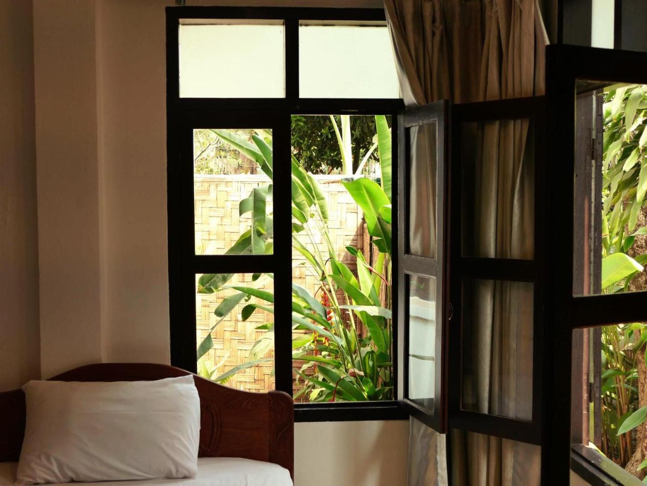 Lani'S House By The Ponds Hotel Vientiane Exterior photo